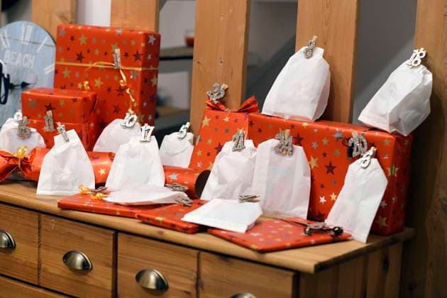 01.12.2020, Weihnachts-Dekoration in einem Wohnzimmer in Bayern. Selbergemachter Adventskalender auf einer Kommode. 01.12.2020, Weihnachten 01.12.2020, Weihnachten *** 01 12 2020, Christmas decoration in a living room in Bavaria Self-made advent calendar on a chest of drawers 01 12 2020, Christmas 01 12 2020, Christmas