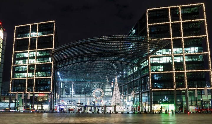 Christmas Tree HBF Berlin Berlin, 30 11 2020 Christmas tree in Berlin Central Station shines beautifully in the city of Berlin Due to the Corona Lockdown only very few passengers are in the city centre in the early evening hours Berlin Deutschland Hauptbahnhof