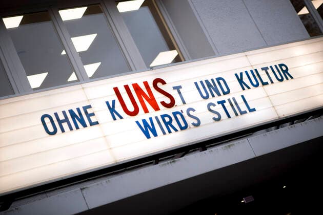 Kultur - Coronavirus Crisis DEU, Deutschland, Germany, Berlin, 28.11.2020 Geschlossenes Kino Cinema Paris mit Motto Ohne Kunst Uns Und Kultur Wird es Still zu Zeiten der Corona-Krise und eines Lockdown auf dem Kurfuerstendamm in Berlin. In den Zeiten der Corona-Krise, ist die Kulturbranche und der Ku damm ernsthaft bedroht. Kinos, Theater, einige Geschaefte und alle Restaurants und Hotels sind geschlossen. Closed Cinema Paris with slogan Ohne Kunst Uns Und Kultur Wird es Still, Without us and Culture and Art it will be quiet, at the Kurfuerstendamm in times during the Corona crises and a lookdown in Berlin, Germany. Now, in the troubling times of the Corona-Crisis the Ku damm is under serious threat. All cinemas, Theatres, restaurants and m