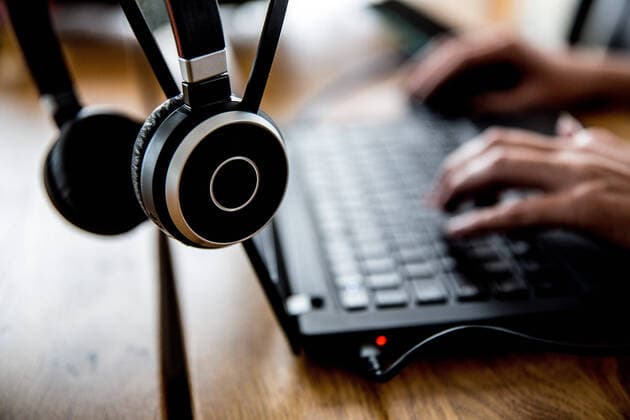Bamberg, Germany 02 December 2020 A laptop stands on a table, the laptop shows two hands and headphones, Bavaria Copyright: xFotostandx xK.xSchmittx