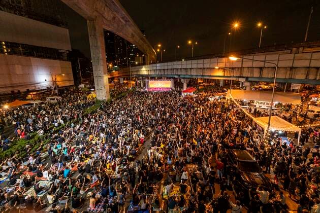 Bilder des Jahres 2020, News 12 Dezember News Themen der Woche KW49 News Bilder des Tages December 2, 2020, Bangkok, Thailand: Thousands of pro-democracy protesters gathered in Bangkok s busy Ha Yek Lat Prao Intersection to protest the verdict made by Thailand s constitutional court regarding the legality of Prime Minister Prayuth Chan O Cha s residence in army housing despite having left military service over six years ago. The court found that there was no violation of the code of ethics made by his continued occupation. Bangkok Thailand - ZUMAt128 20201202_zap_t128_004 Copyright: xAdryelxTalamantesx