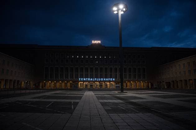Der Schriftzug EUROPA steht anlaesslich der Ausstellung Living the City ueber dem Haupteingang des ehemaligen Zentralflughafens in Berlin Tempelhof. Foto: bildgehege Europa *** On the occasion of the exhibition Living the City, the lettering EUROPA stands above the main entrance of the former central airport in Berlin Tempelhof Photo bildgehege Europa