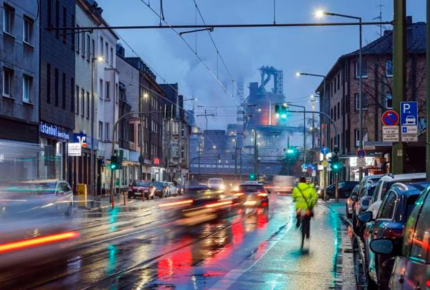 Duisburg, Ruhrgebiet, Nordrhein-Westfalen, Deutschland - Stadtansicht mit dem ThyssenKrupp Huettenwerk in Duisburg-Bruckhausen, nach einem Ranking vom Stadtmarken-Monitor gilt Duisburg als unbeliebteste Stadt Deutschlands. Duisburg Nordrhein-Westfalen Deutschland *** Duisburg, Ruhr Area, North Rhine-Westphalia, Germany City view with the ThyssenKrupp Huettenwerk in Duisburg Bruckhausen, according to a ranking by Stadtmarken Monitor Duisburg is considered the least popular city in Germany Duisburg North Rhine-Westphalia Germany