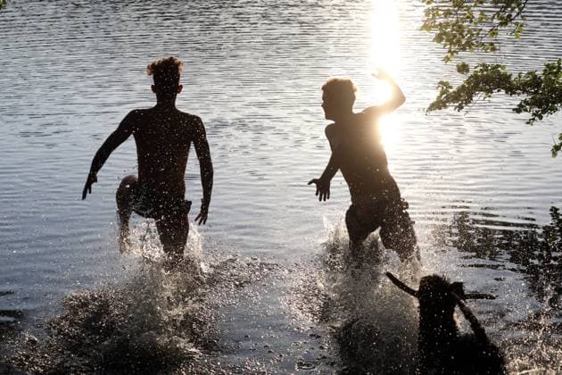 24.05.2020, Dranse, Brandenburg, GER - Silhouette: Jugendliche und Hund rennen in einen See hinein. (MR=yes, 15-20 Jahre, Abend, Abendlicht, abends, aussen, Aussenaufnahme, Baden, Brandenburg, Brueder, deutsch, Deutschland, Dranse, erfrischen, Erfrischung, Europa, europaeisch, Freizeit, Freunde, Freundschaft, Fruehjahr, Fruehling, Gegenlicht, Gegenlichtaufnahme, Geschwister, Gesellschaft, Gewaesser, hinein, Hund, Jahreszeit, Jugendliche, Kumpels, laufen, Licht, Lichtstimmung, Maenner, Menschen, Natur, Personen, QF, Querformat, rennen, Rueckansicht, Schattenrisse, See, Silhouetten, Teenager, Tier, Umrisse, Wasser, Westeuropa) 200524D118DRANSE.JPG *** 24 05 2020, Dranse, Brandenburg, GER Silhouette Teenagers and dog run into a lake MR yes, 1
