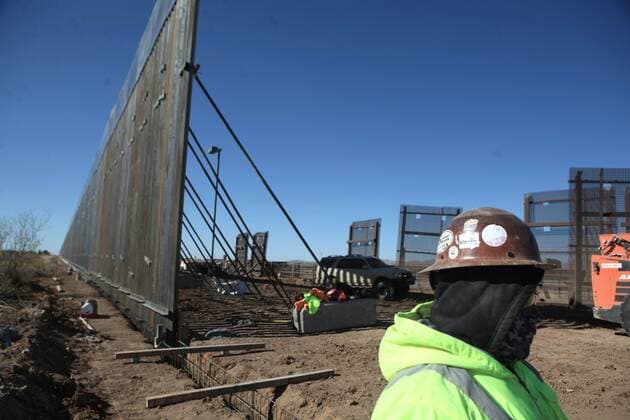 Workers from the Ultimate Concrete construction company speed up their task to finish the metal wall ordered by US President Donald Trump, on the border with Columbus County, New Mexico (USA), in the town of Puerto Palomas, state of Chihuahua, Mexico, 02 December 2020. At full speed and trying to buy time from time, construction companies accelerate the works of the border wall before Joe Biden takes office in January and puts a stop to the project that the outgoing president, Donald Trump, considers his legacy and possible platform for a future presidential attempt. Construction companies speed up Trump s wall before Biden stops them !ACHTUNG: NUR REDAKTIONELLE NUTZUNG!  Copyright: xLUISxTORRESx MEX1571 20201203-637425684848543735
