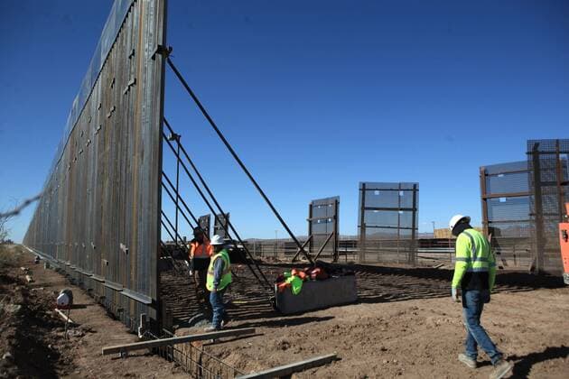 Workers from the Ultimate Concrete construction company speed up their task to finish the metal wall ordered by US President Donald Trump, on the border with Columbus County, New Mexico (USA), in the town of Puerto Palomas, state of Chihuahua, Mexico, 02 December 2020. At full speed and trying to buy time from time, construction companies accelerate the works of the border wall before Joe Biden takes office in January and puts a stop to the project that the outgoing president, Donald Trump, considers his legacy and possible platform for a future presidential attempt. Construction companies speed up Trump s wall before Biden stops them !ACHTUNG: NUR REDAKTIONELLE NUTZUNG!  Copyright: xLUISxTORRESx MEX1568 20201203-637425685473239226