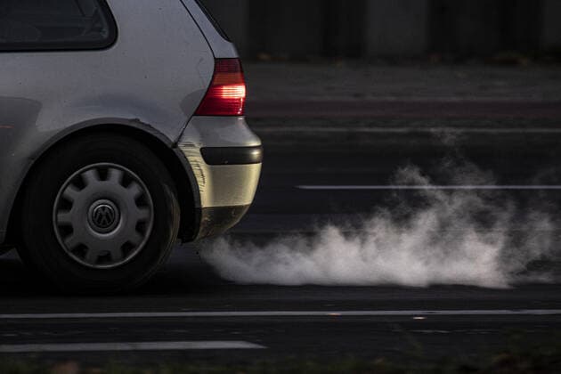 Abgase zeichnen sich an einem Auto ab, aufgenommen in Berlin, 02.12.2020. Berlin Deutschland *** Exhaust gases are visible on a car, recorded in Berlin, 02 12 2020 Berlin Germany Copyright: xFlorianxGaertner photothek.dex