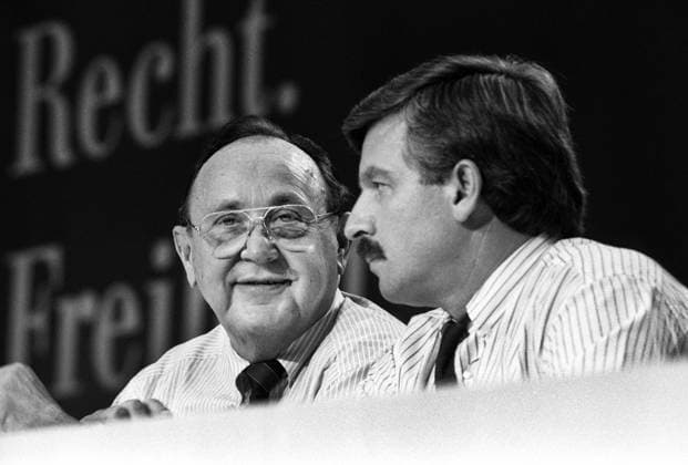 Deutschland, Hannover, 11.08.1990 Archiv-Nr.: 19-13-30 FDP-Vereinigungsparteitag Foto: Hans-Dietrich Genscher und Juergen Moellemann FDP-Vereinigungsparteitag *** Germany, Hannover, 11 08 1990 Archive No 19 13 30 FDP Association Party Conference Photo Hans Dietrich Genscher and Juergen Moellemann FDP Association Party Conference