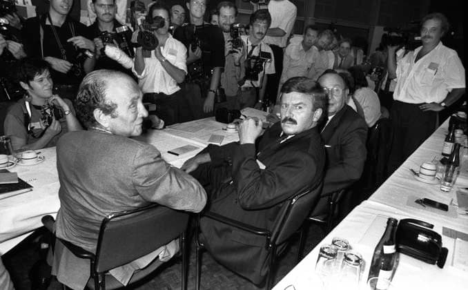 Deutschland, Hannover, 11.08.1990 Archiv-Nr.: 19-21-05 FDP-Vereinigungsparteitag Foto: FDP-Vorsitzender Otto Graf Lambsdorff, Juergen Moellemann und Hans-Dietrich Genscher FDP-Vereinigungsparteitag *** Germany, Hannover, 11 08 1990 Archive No 19 21 05 FDP Association Party Conference Photo FDP Chairman Otto Graf Lambsdorff, Juergen Moellemann and Hans Dietrich Genscher FDP Association Party Conference