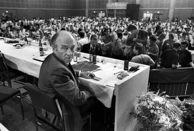 Deutschland, Hannover, 11.08.1990 Archiv-Nr.: 19-19-06 FDP-Vereinigungsparteitag Foto: FDP-Vorsitzender Otto Graf Lambsdorff FDP-Vereinigungsparteitag *** Germany, Hannover, 11 08 1990 Archive No 19 19 06 FDP Association Party Conference Photo FDP Chairman Otto Graf Lambsdorff FDP Association Party Conference