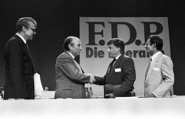 Deutschland, Hannover, 11.08.1990 Archiv-Nr.: 19-17-35 FDP-Vereinigungsparteitag Foto: v.l.n.r.: Bruno Menzel, FDP-Vorsitzender Otto Graf Lambsdorff, Rainer Ortleb und Lothar Ramin FDP-Vereinigungsparteitag *** Germany, Hanover, 11 08 1990 Archive No 19 17 35 FDP Association Party Conference Photo by Bruno Menzel, FDP Chairman Otto Graf Lambsdorff, Rainer Ortleb and Lothar Ramin FDP Association Party Conference