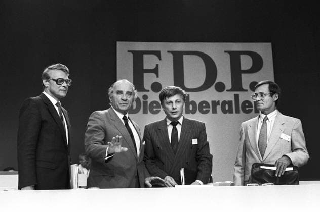 Deutschland, Hannover, 11.08.1990 Archiv-Nr.: 19-17-06 FDP-Vereinigungsparteitag Foto: v.l.n.r.: Bruno Menzel, FDP-Vorsitzender Otto Graf Lambsdorff, Rainer Ortleb und Lothar Ramin FDP-Vereinigungsparteitag *** Germany, Hanover, 11 08 1990 Archive No 19 17 06 FDP Association Party Conference Photo by Bruno Menzel, FDP Chairman Otto Graf Lambsdorff, Rainer Ortleb and Lothar Ramin FDP Association Party Conference