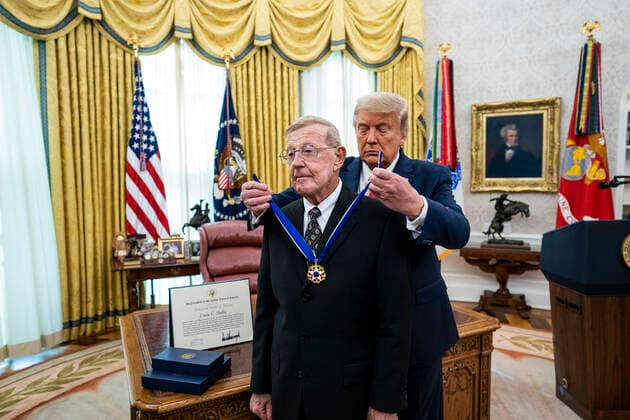 Entertainment Bilder des Tages United States President Donald J. Trump presents the Medal of Freedom to Lou Holtz, in the in the Oval Office of the White House in Washington, DC, Thursday, Dec, 3, 2020. Afterwards he makes remark about the election and the Attorney General. Copyright: xDougxMillsx-xPoolxviaxCNPx MediaPunchx