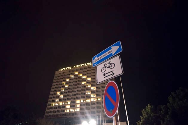 The closed Hotel Neptun in the Baltic Sea resort Warnemünde No day guests and holidaymakers from foreign federal states can come to Mecklenburg-Western Pomerania Hotels, holiday apartments and campsites are closed Rostock Waenemünde Copyright: FrankxHormannx xnordlicht