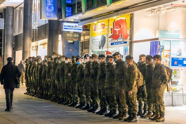 Bilder des Jahres 2020, News 12 Dezember News Themen der Woche KW49 News Bilder des Tages Soldaten treten an nach ihrem Dienst in der Landeshauptstadt Stuttgart. Die Bundeswehr hilft den Gesundheitsämtern, Corona-Kontakte nachzuvollziehen. DEU, Deutschland, Baden-Württemberg, Stuttgart, 03.12.2020 *** Soldiers take up duty after their service in the state capital Stuttgart The Bundeswehr helps the health authorities to trace corona contacts DEU, Germany, Baden Württemberg, Stuttgart, 03 12 2020