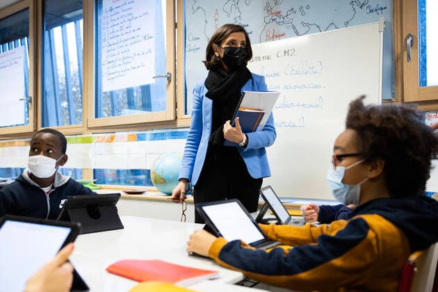 Paris, France, December 4, 2020 - Secretary of State to the Minister of National Education, Youth and Sports, in charge of Priority Education Nathalie Elimas visits the CE2-CM2 class of Dorleac A school, classified REP+.  Copyright: xAlexisxSciardx