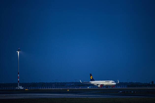 A parked Lufthansa aircraft, taken at Berlin Brandenburg BER Airport in Schoenefeld, 04 Especially the aviation industry suffers from travel restrictions due to the Corona Pandemic 12 2020 Schoenefeld Germany Copyright: xFlorianxGaertner photothek.dex