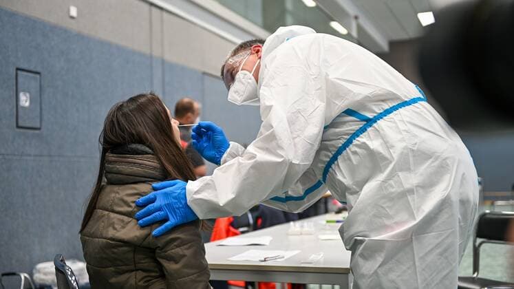 Räckelwitz - Corona-Hotspot: Landkreis Bautzen führt ersten Massentest durch 04.12.2020 ab 10:00 Uhr Räckelwitz, Schulstraße In der Sporthalle in Räckelwitz fand heute ein Massentest in Verbindung mit dem starken Corona-Infektionsgeschehen im Landkreis Bautzen statt. Seit 10:00 Uhr können sich Bürger*innen hier freiwillig testen lassen. Pressemitteilung Landkreis Bautzen: In Abstimmung mit dem Freistaat werden am Freitag, 4. Dezember 2020, die Einwohner in der stärker betroffenen Gemeinde Räckelwitz (inklusive Ortsteilen) mit einem Corona-Schnelltest auf eine Infektion untersucht. Von 10.00 bis 18.00 Uhr können sich in Räckelwitz, Dreihäuser, Höflein, Neudörfel, Schmeckwitz und Teichhäuser wohnhafte Personen in der Sporthal Copyright: xLausitzNews.de PhilippxMannx