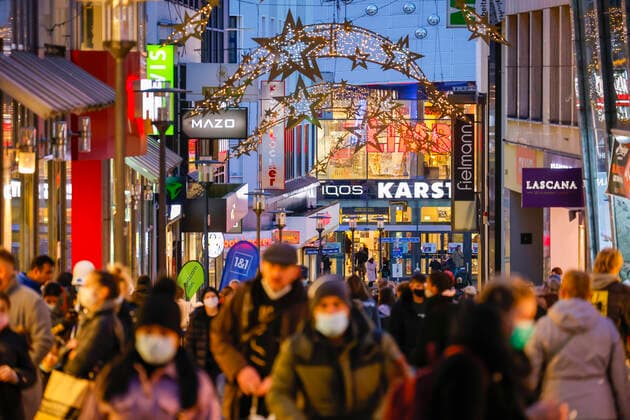 Essen, Ruhr area, North Rhine-Westphalia, Germany Essen city centre in times of the corona crisis at the second part lockdown, many passers-by with and without protective masks while Christmas shopping on the Christmassy decorated Limbecker Strasse, in the back the shopping centre Limbecker Platz, in the pedestrian zone of Essen there is on