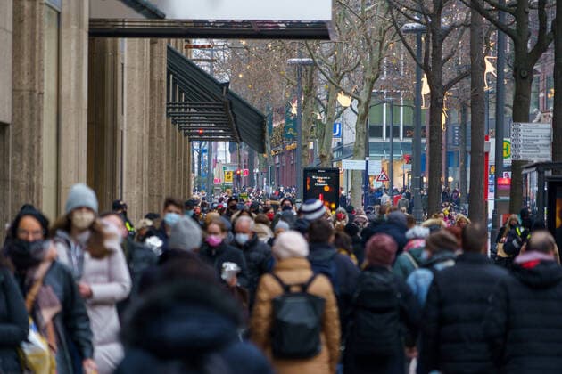 Shopping in downtown Hamburg the day before the second Advent Shopping in downtown Hamburg the day before the second Advent , Hamburg Hamburg Hamburg Deutschland Mönkebergstraße