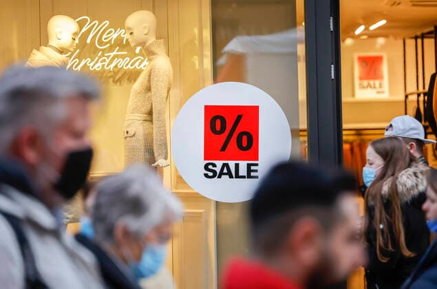 Essen, Ruhr area, North Rhine-Westphalia, Germany Shop window of a fashion store at Christmas time with special offers, passers-by with protective masks in the city centre of Essen in times of the corona crisis at the second part Lockdown Essen North Rhine-Westphalia Germany
