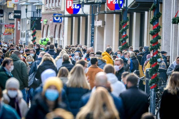 Shopping in the run-up to Christmas DEU, Germany, Nordrhein Westfalen, Münster, 05 12 2020 On the Saturday before the Second Advent the pedestrian zone Ludgeristraße is filled with numerous people Due to the Corona Pandemic, masks are compulsory in the city centre of Münster