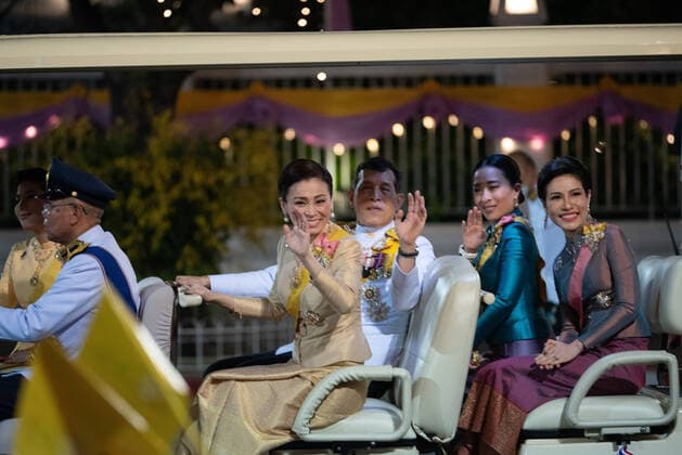 Bilder des Jahres 2020, Entertainment 12 Dezember Thailand: National Father s Day King Maha Vajiralongkorn, accompanied by Queen Suthida, and daughter. Waving to the people Waiting to welcome him While traveling to SanamLuang ceremonial ground on the birthday of His Majesty King BhumibolAdulyadej The Great and National Father s Day on 5 December 2020, Bangkok Thailand Copyright: TeeraxNoisakran