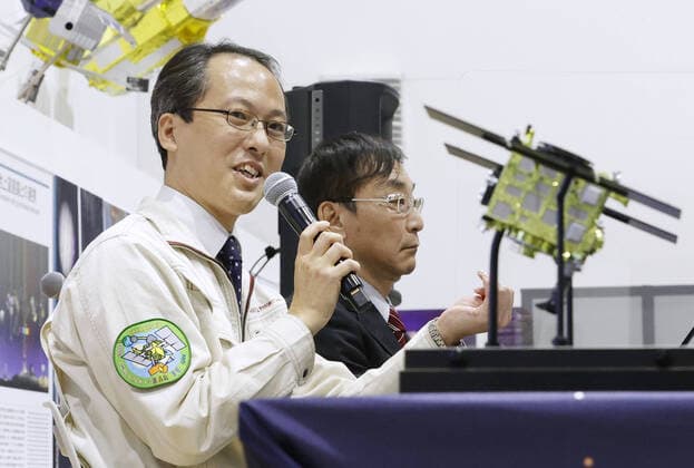 Bilder des Jahres 2020, News 12 Dezember News Themen der Woche KW49 News Bilder des Tages Hayabusa2 capsule returns to Earth Yuichi Tsuda (L), Japan Aerospace Exploration Agency s Hayabusa2 project manager, and Hitoshi Kuninaka, a director general of the agency, attend a press conference with a model (R) of its Hayabusa2 space probe on Dec. 6, 2020, in Sagamihara, near Tokyo, following the landing in an Australian desert of a capsule from the probe earlier in the day. 