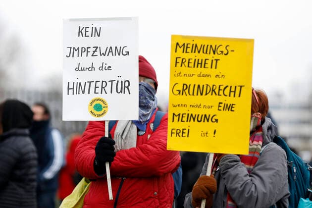 Demonstrators at the Lateral Thinking Demo in the Golzheim Rhine Park criticise compulsory vaccination and the dismantling of basic rights with signs Düsseldorf, 06 12 2020 Foto:xC.xHardtx xFuturexImage