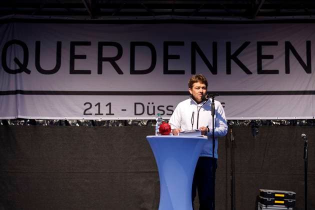 Michael Ballweg redet auf der Querdenken-Demo im Rheinpark Golzheim. Düsseldorf, 06.12.2020 *** Michael Ballweg speaks at the lateral thinking demo in the Rheinpark Golzheim Düsseldorf, 06 12 2020 Foto:xC.xHardtx xFuturexImage