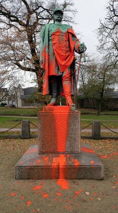Deutschland - Hessen - Frankfurt - Höchst - 07.12.2020 Vandalismus einer Otto von Bismarck Statue in Frankfurt - Höchst in der Rudolf Schäfer Anlage - mit roter Farbe beschmiert Vandalismus Otto von Bismarck *** Germany Hessen Frankfurt Höchst 07 12 2020 Vandalism of an Otto von Bismarck statue in Frankfurt Höchst in the Rudolf Schäfer complex smeared with red paint Vandalism Otto von Bismarck