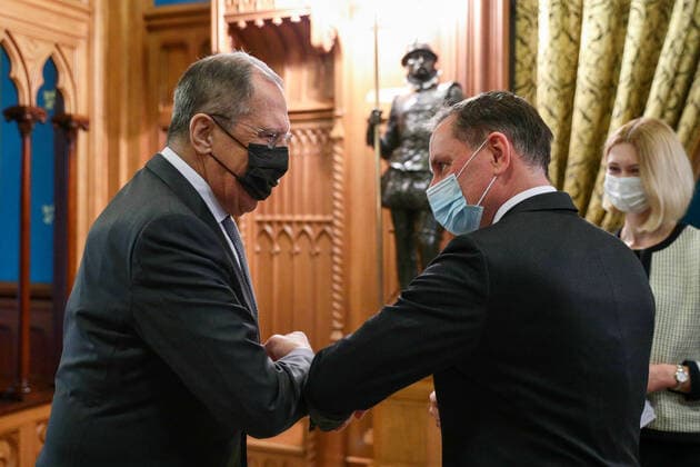 Bilder des Jahres 2020, News 12 Dezember News Themen der Woche KW50 News Bilder des Tages MOSCOW, RUSSIA - DECEMBER 8, 2020: Russia s Minister of Foreign Affairs Sergei Lavrov (L) and a co-leader of the Alternative For Germany (AfD) Party, Tino Chrupalla (R), use an elbow bump greeting during a meeting at the Russian Foreign Ministry s Reception House at Spiridonovka Street. Russian Ministry of Foreign Affairs TASS  TS0F0D52