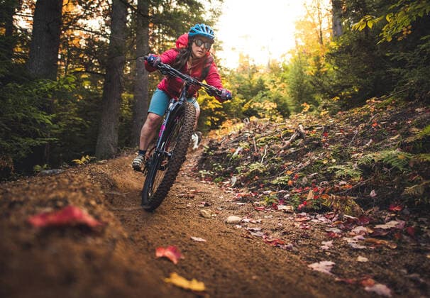 Female mountain-biking downhill during foliage season Conway, NH, United States CR_BRDO201207B-579948-01 ,model released, Symbolfoto