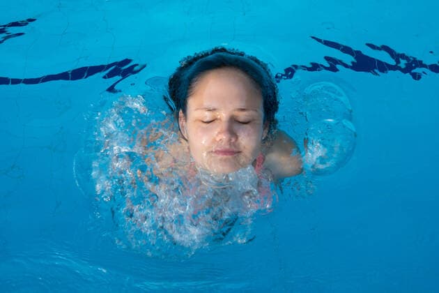 IMAGO Creative: NGO, Ausbildung für Kinder Young girl face popping out of pool Mu?la, Mu?la, Turkey CR_HABI201202A-577699-01 ,model released, Symbolfoto