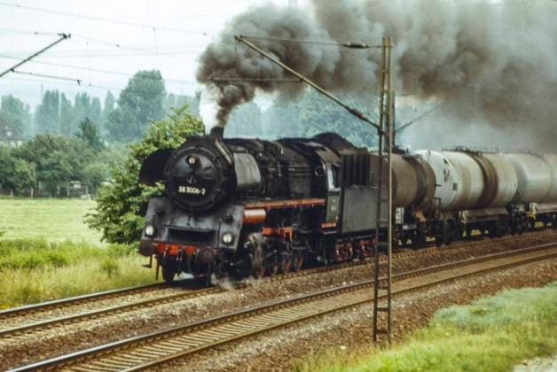 Güterzugdampflok 58 3006-2 mit einem Kesselwagenzug auf der elektrifizierten Hauptstrecke bei St Egidien im Juli 1979,Sachsen,DDR,Deutschland,Europa *** Freight steam locomotive 58 3006 2 with a tank car train on the electrified main line near St Egidien in July 1979,Saxony,GDR,Germany,Europe 1049002757
