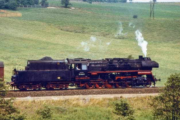 Güterzug Dampflok 58 3049-2 mit einem Güterzug auf der Bahnstrecke bei Schmölln von der Seite fotografiert, Juli 1979,Sachsen,DDR,Deutschland,Europa *** Freight train steam locomotive 58 3049 2 with a freight train on the railway line near Schmölln photographed from the side, July 1979,Saxony,GDR,Germany,Europe 1049002761