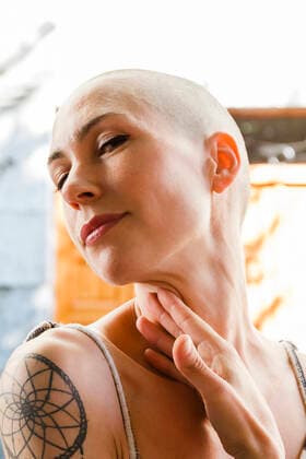 IMAGO Creative: Brustkrebsmonat Young woman with shaved head Donostia-San Sebastian, PV, Spain CR_LVFE201202-577927-01 ,model released, Symbolfoto