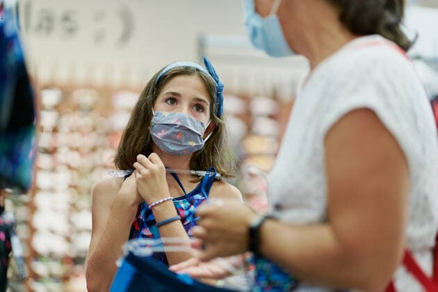 IMAGO Creative: Internationaler Frauentag, Mental Load und Care-Arbeit Mother and daughter wearing medical masks choosing a dress in a Benidorm, Valencian Community, Spain CR_SEBO201207A-576230-01 ,model released, Symbolfoto