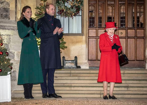Entertainment Bilder des Tages . 08 12 2020. Windsor , United Kingdom. Queen Elizabeth II with Prince William and Kate Middleton, the Duke and Duchess of Cambridge at Windsor Castle, United Kingdom. The Royals thanked local volunteers and key workers following the end of Will & KateÕs Royal Train tour of the UK.  xPoolx xi-Imagesx IIM-21894-0007
