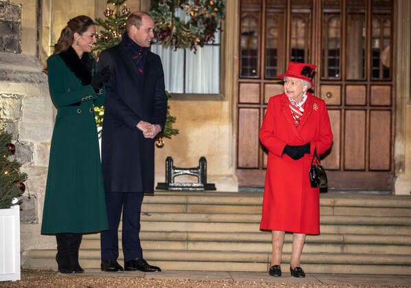 . 08 12 2020. Windsor , United Kingdom. Queen Elizabeth II , with Prince William and Kate Middleton, the Duke and Duchess of Cambridge at Windsor Castle, United Kingdom. The Royals thanked local volunteers and key workers following the end of Will & KateÕs Royal Train tour of the UK.  xPoolx xi-Imagesx IIM-21894-0008