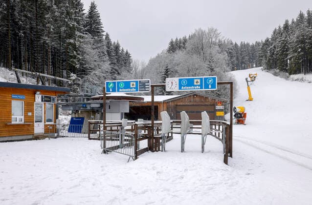 Winterberg, Sauerland, North Rhine-Westphalia, Germany Closed ski lift, ski carousel, no winter sports in Winterberg in times of corona crisis at second part lockdown, ski lifts remain closed according to the new corona protection regulation in NRW Winterberg North Rhine-Westphalia Germany