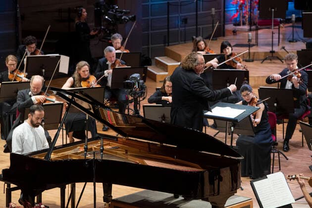 Bilder des Jahres 2020, Entertainment 12 Dezember Entertainment Themen der Woche KW50 Entertainment Bilder des Tages Russian-German pianist Igor Levit (L) and French conductor Stéphane Denève toghether with the Royal Stockholm Philharmonic Orchestra perform Beethoven s Piano Concerto No. 5 (Emperor Concerto) during the Nobel Prize Concert 2020 at the Stockholm Concert Hall, in Stockholm, Sweden, on Dec. 08, 2020. Stockholm SWEDEN x10080x *** Russian German pianist Igor Levit L and French conductor Stéphane Denève toghether with the Royal Stockholm Philharmonic Orchestra perform Beethoven s Piano Concerto No 5 Emperor Concerto during the Nobel Prize Concert 2020 at the Stockholm Concert Hall, in Stockholm, Sweden, on Dec 08, 2020 Stockholm SWEDEN x10080x,  Copyright: xFredrikxSandberg TTx SWEDEN NOBEL PRIZE CONCERT