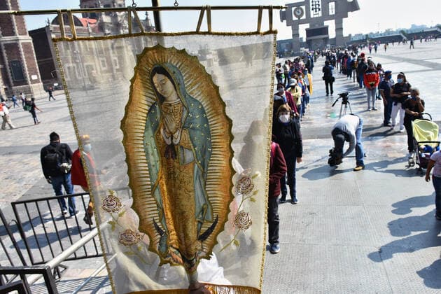 News Bilder des Tages Mexico: Guadalupe Day Celebrations MEXICO CITY, MEXICO - DECEMBER 8: A Faithful holds a picture of the Virgin of Guadalupe while visit the Basilica of Guadalupe church as part of pilgrimage to celebrates Guadalupe day, who celebrate on December 12 but as attempt to stop the spread of the new covid-19, the religious precinct will remain closed closed from December 10 to avoid crowds during the Guadalupe Day celebrations. On December 8, 2020 in Mexico City, Mexico **World Rights ** Mexico City Mexico Copyright: RicardoxCastelanxCruz