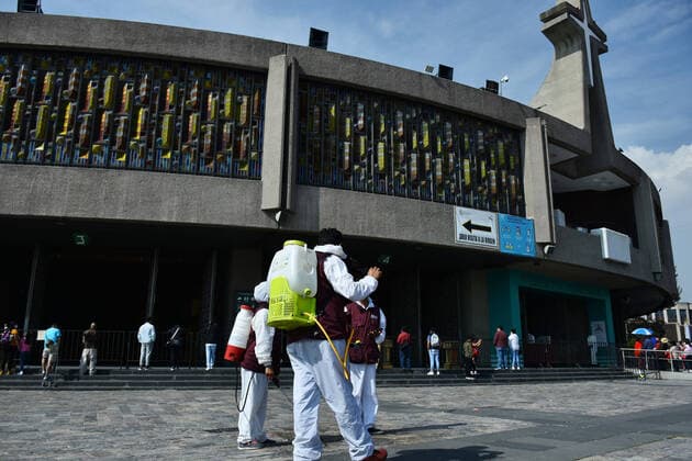 Mexico: Guadalupe Day Celebrations A worker sprays disinfectant during the visit of people at Basilica of Guadalupe church as part Guadalupe day celebrations, who celebrate on December 12 but as attempt to stop the spread of the new covid-19, the religious precinct will remain closed closed from December 10 to avoid crowds during the Guadalupe Day celebrations. **World Rights ** Mexico City Mexico Copyright: RicardoxCastelanxCruz
