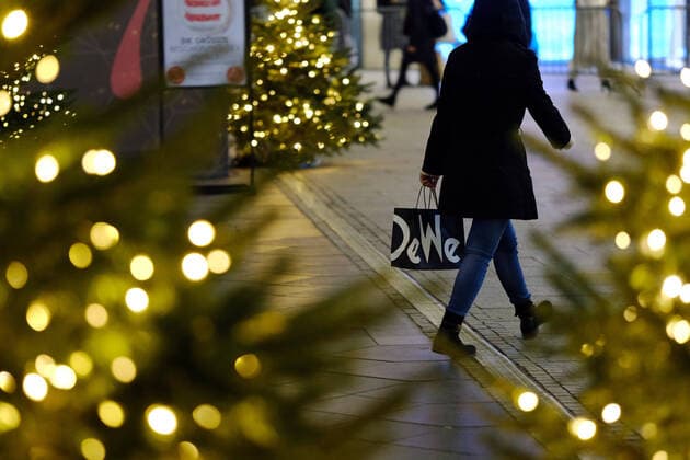 Passers-by walk through the Christmassy decorated Mall of Berlin in Berlin Mitte partly wearing masks Due to the Corona Pandemic, it is compulsory to wear masks in shopping malls and to keep the minimum distance snapshot photography xK M Krause
