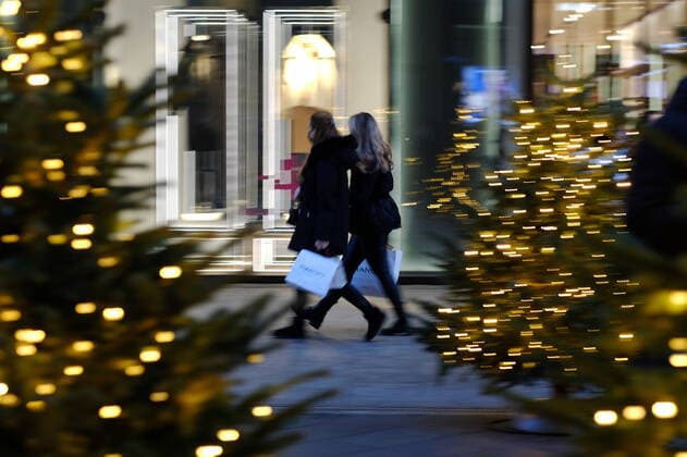 Passers-by walk through the Christmassy decorated Mall of Berlin in Berlin Mitte partly wearing masks Due to the Corona Pandemic, it is compulsory to wear masks in shopping malls and to keep the minimum distance snapshot photography xK M Krause