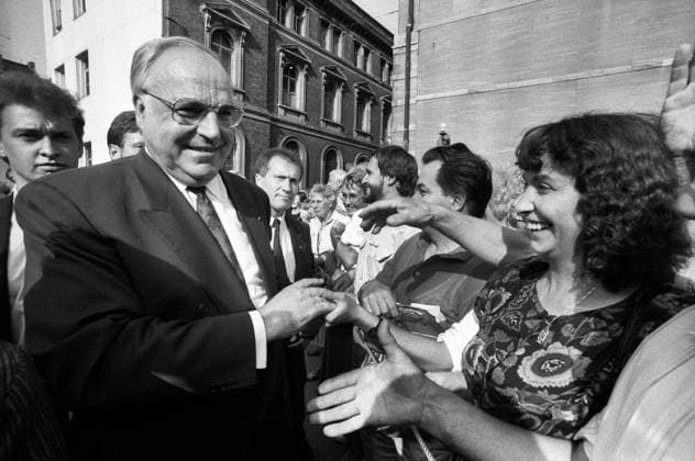 Deutschland, Halle, 14.08.1990 Archiv-Nr.: 19-60-20 Ersten Landtagswahlen in der DDR Foto: Bundeskanzler Helmut Kohl, Bad in der Menge Ersten Landtagswahlen in der DDR *** Germany, Halle, 14 08 1990 Archive No 19 60 20 First State Elections in the GDR Photo Federal Chancellor Helmut Kohl, Bathing in the crowd First State Elections in the GDR
