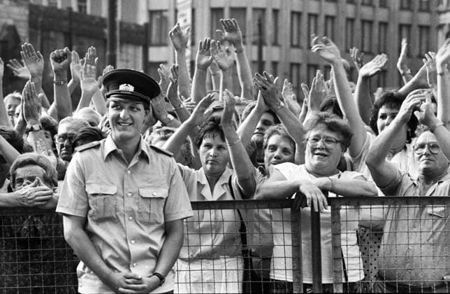 Deutschland, Halle, 14.08.1990 Archiv-Nr.: 19-57-24 Ersten Landtagswahlen in der DDR Foto: die jubelnde Bevoelkerung Ersten Landtagswahlen in der DDR *** Germany, Halle, 14 08 1990 Archive No 19 57 24 First state elections in the GDR Photo the cheering population First state elections in the GDR