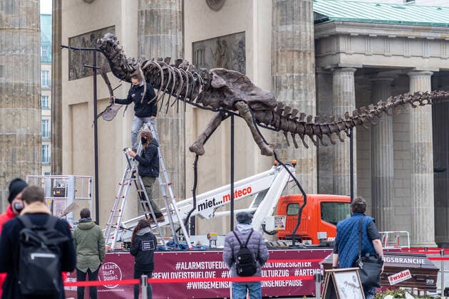 09 12 2020,Berlin,Germany,GER,Dark red alert picket in front of the Brandenburg Gate DINO