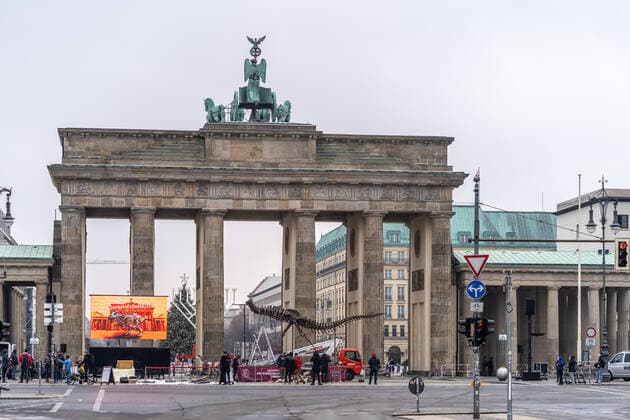 09 12 2020,Berlin,Germany,GER,Dark red alert picket in front of the Brandenburg Gate DINO
